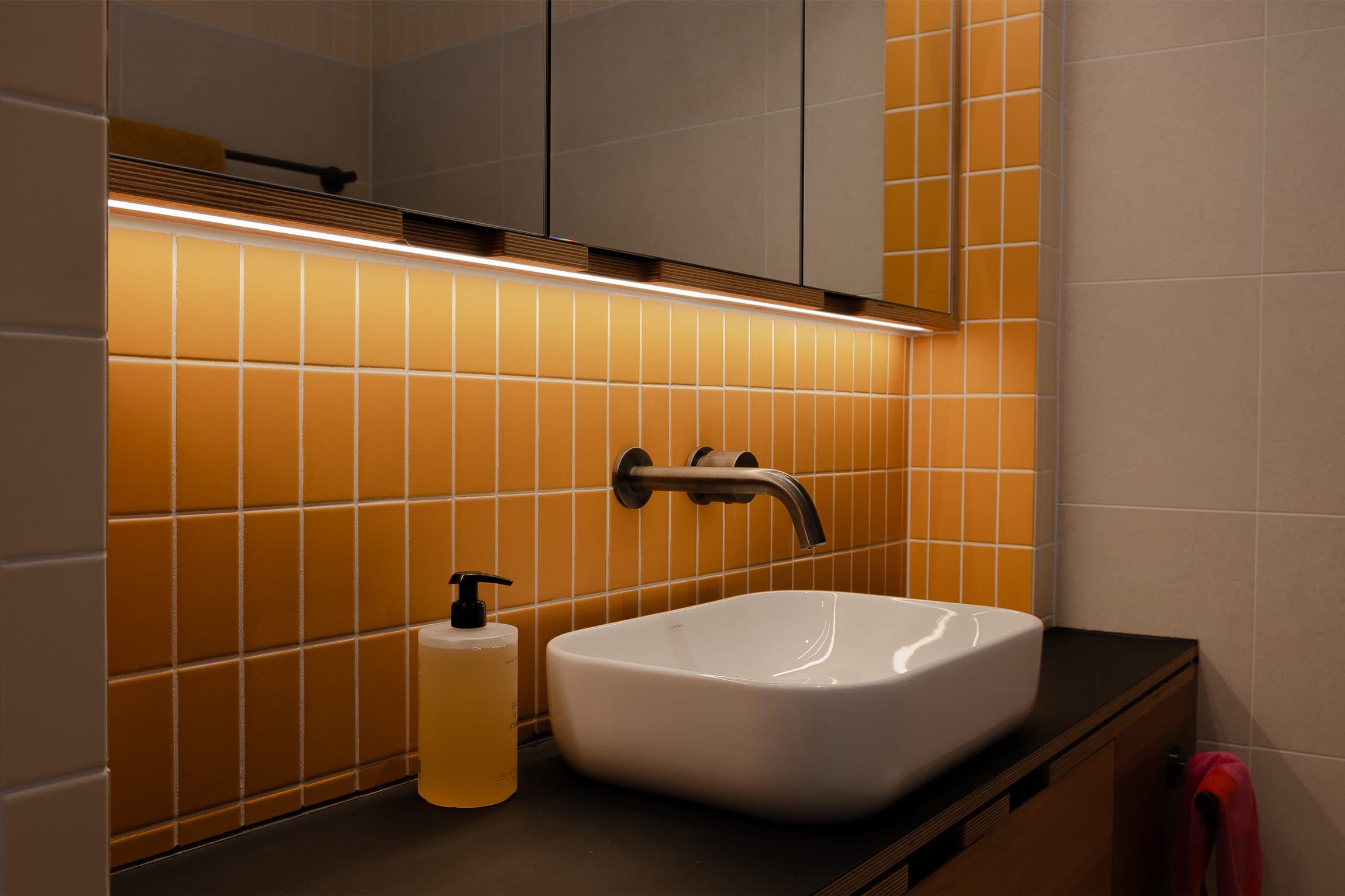 Ensuite at Roberts Street by Decibel Architecture